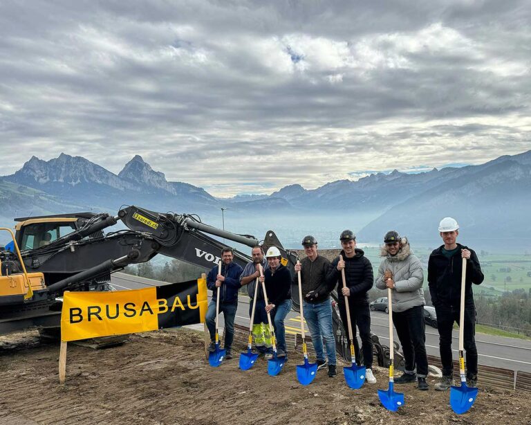 Mitarbeiter beim Baustart der Überbauung Sonnenrain.