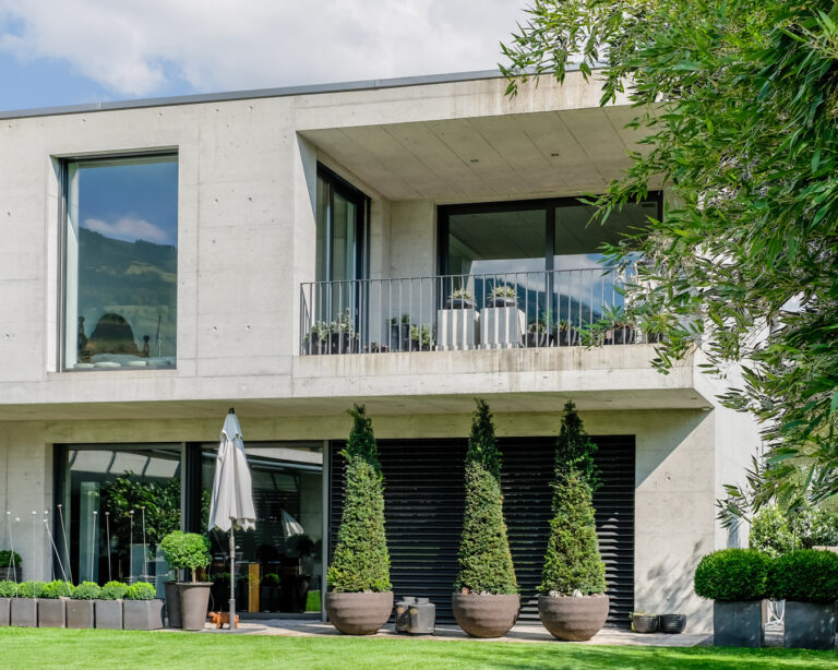 Modernes Sichtbeton-Einfamilienhaus in Steinen. Referenzobjekt der Firma Brusa Bau.