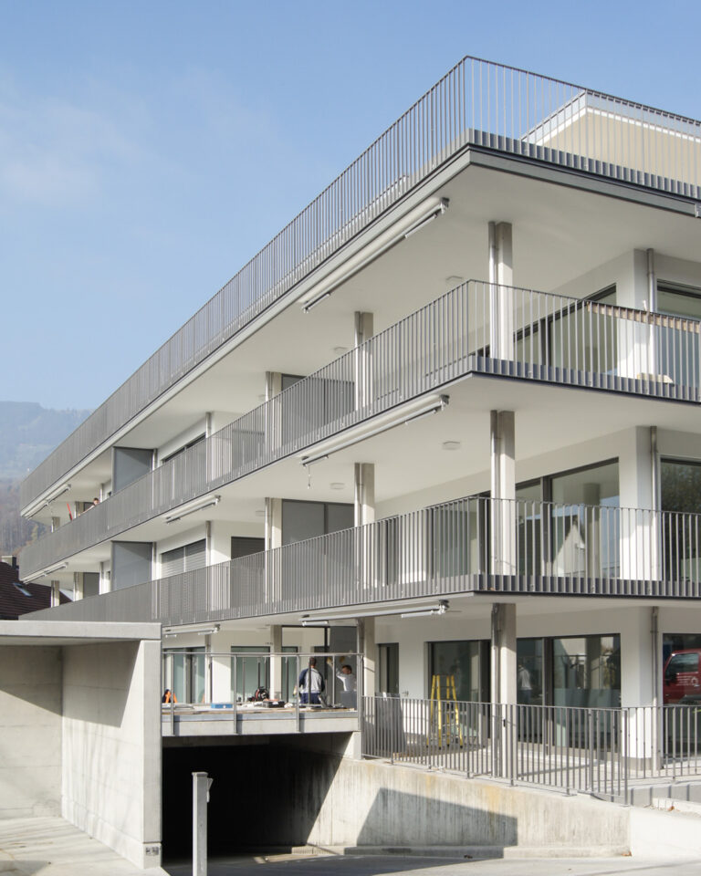 Aussenansicht vom Mehrfamilienhaus im Hof, Steinen
