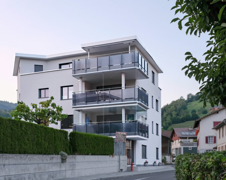 Mehrfamilienhaus mit grossen Terrassen in Steinen