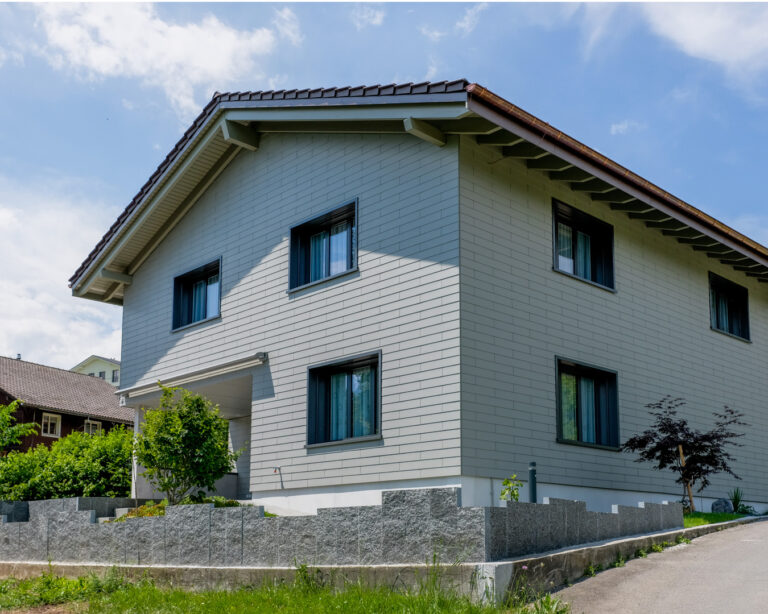 Klassisches Einfamilienhaus mit Giebeldach von Brusa Bau
