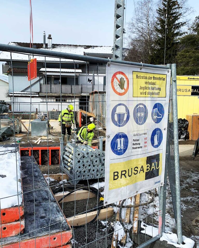 Warnhinweistafel auf der Baustelle