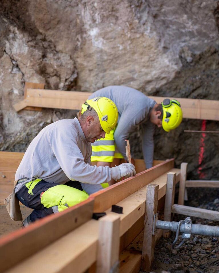 Vlado Ljubes an der Arbeit auf der Baustelle