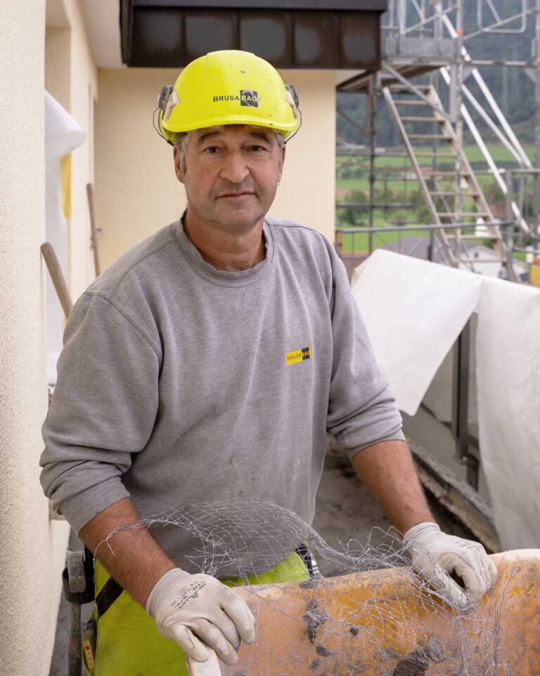 Portrait von Josef Wiget auf der Baustelle.