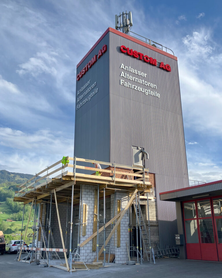 Aussenansicht von einem Energieturm mit Anbau.