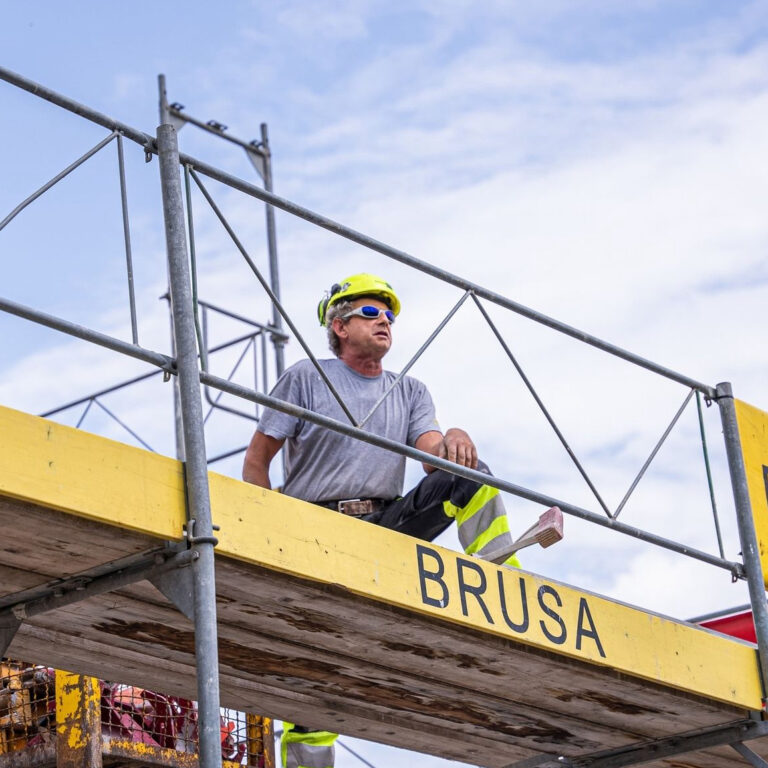 Stephan Reichlin auf einem Gerüst von Brusa Bau