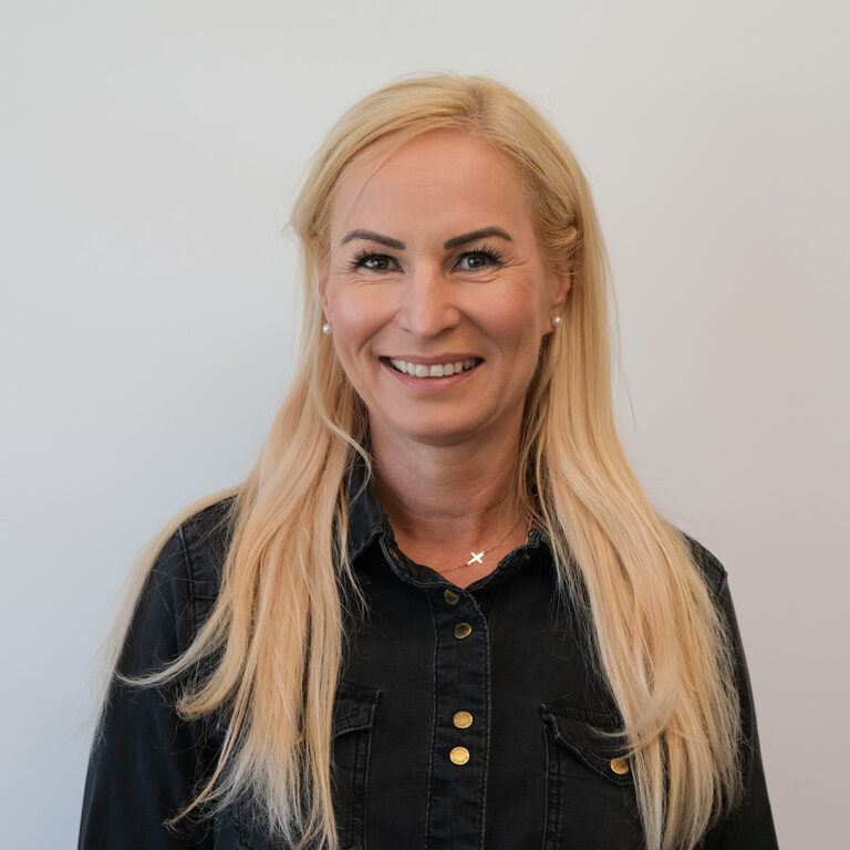 Portrait von Jasmina Felder Mitarbeiterin Administration und Empfang bei Brusa Bau