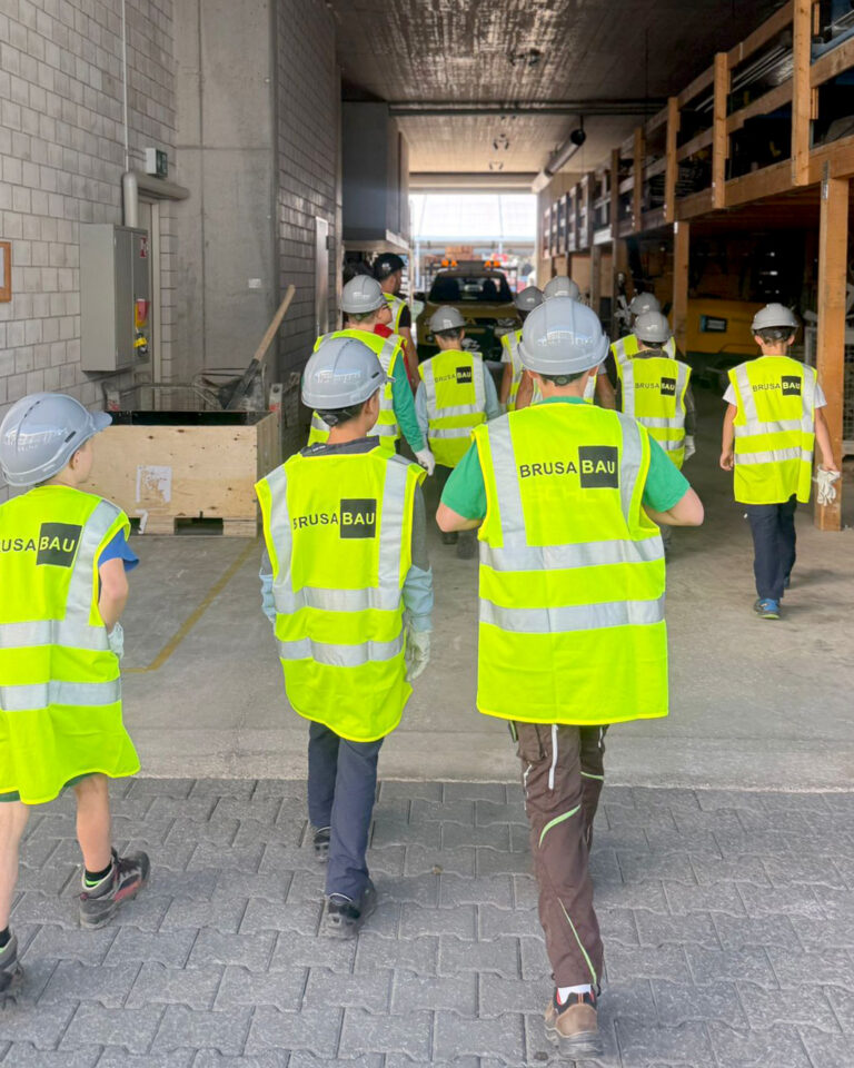 Kinder vom Ferienpass in der Werkhalle von Brusa Bau