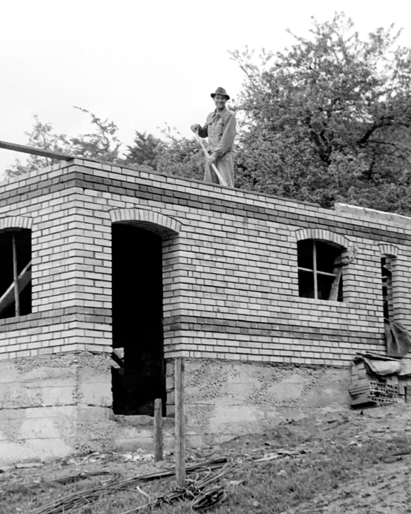Schwarz-weiss Bild von ca. 1930 bau eines Backsteinhauses