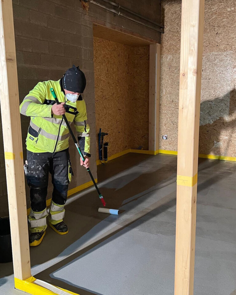 Mitarbeiter Brusa Bau erstellt einen Anhydrit Unterlagsboden.