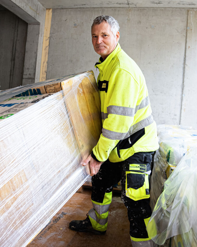 Bauarbeiter mit Baumaterial
