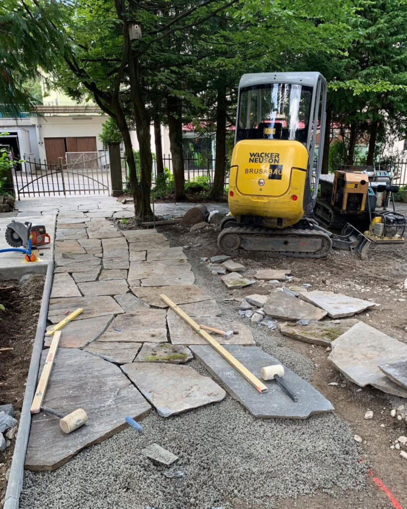 Angefangener Bruchsteinplattenweg in einem Garten