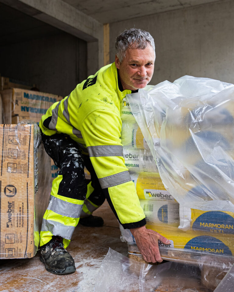 Mitarbeiter Brusa Bau mit einem Palett