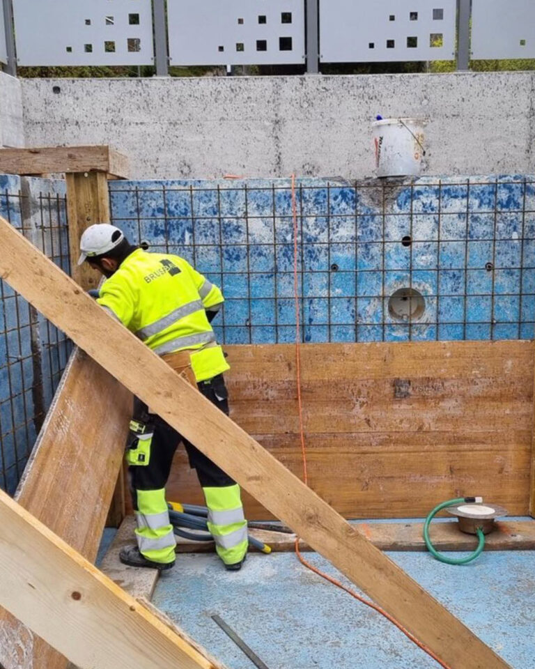 Bauarbeiter saniert einen Pool