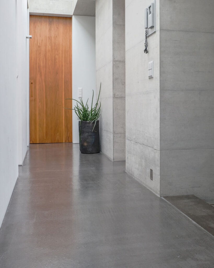 Gegossener Bodenbelag in modernem Einfamilienhaus
