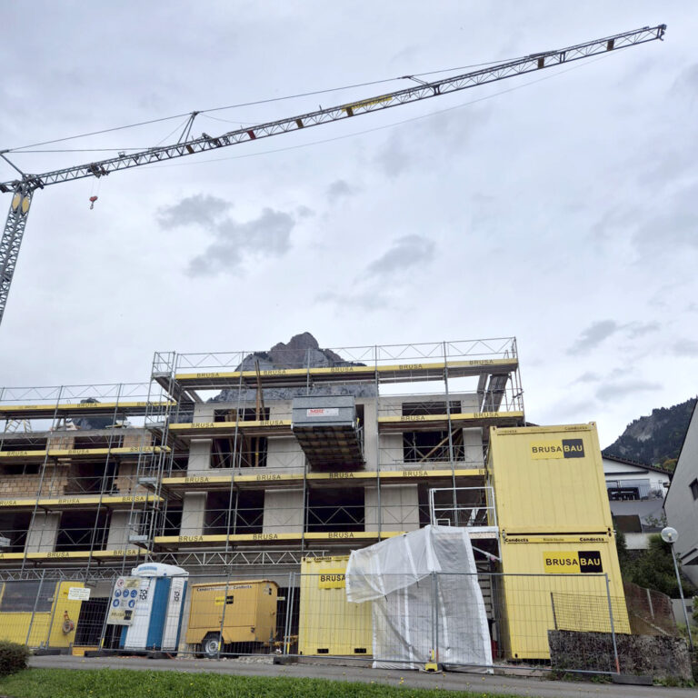 Bild von einem Rohbau vor den Mythen