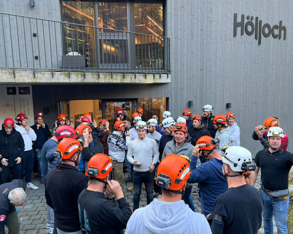 Das gesamte Brusa Bau Team vor dem Eingang zum Hölloch