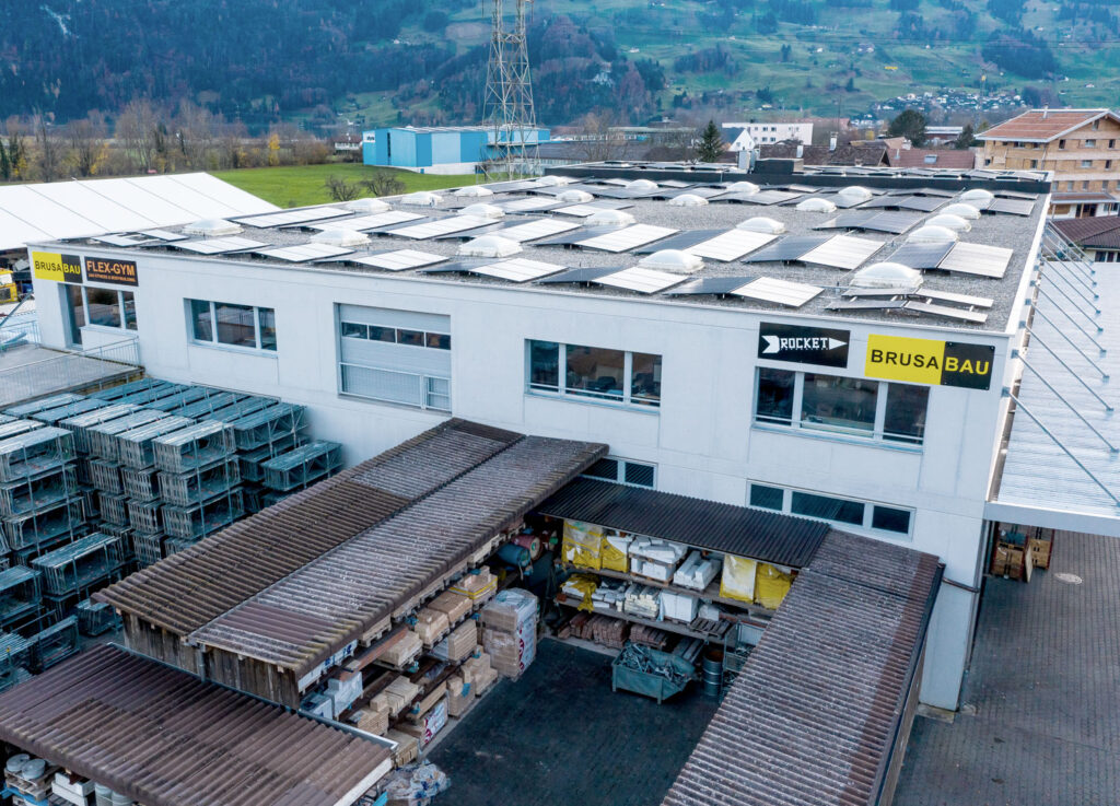 Werkhof mit Sicht auf die Photovoltaik Anlage