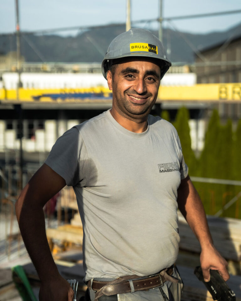 Portrait von stolzem Hassan Bouanod, nach bestandener Kranführerprüfung.