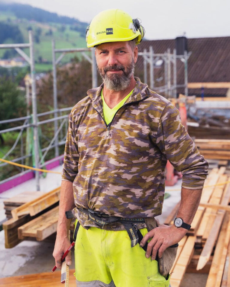 Jens Höfer posiert auf der Baustelle.