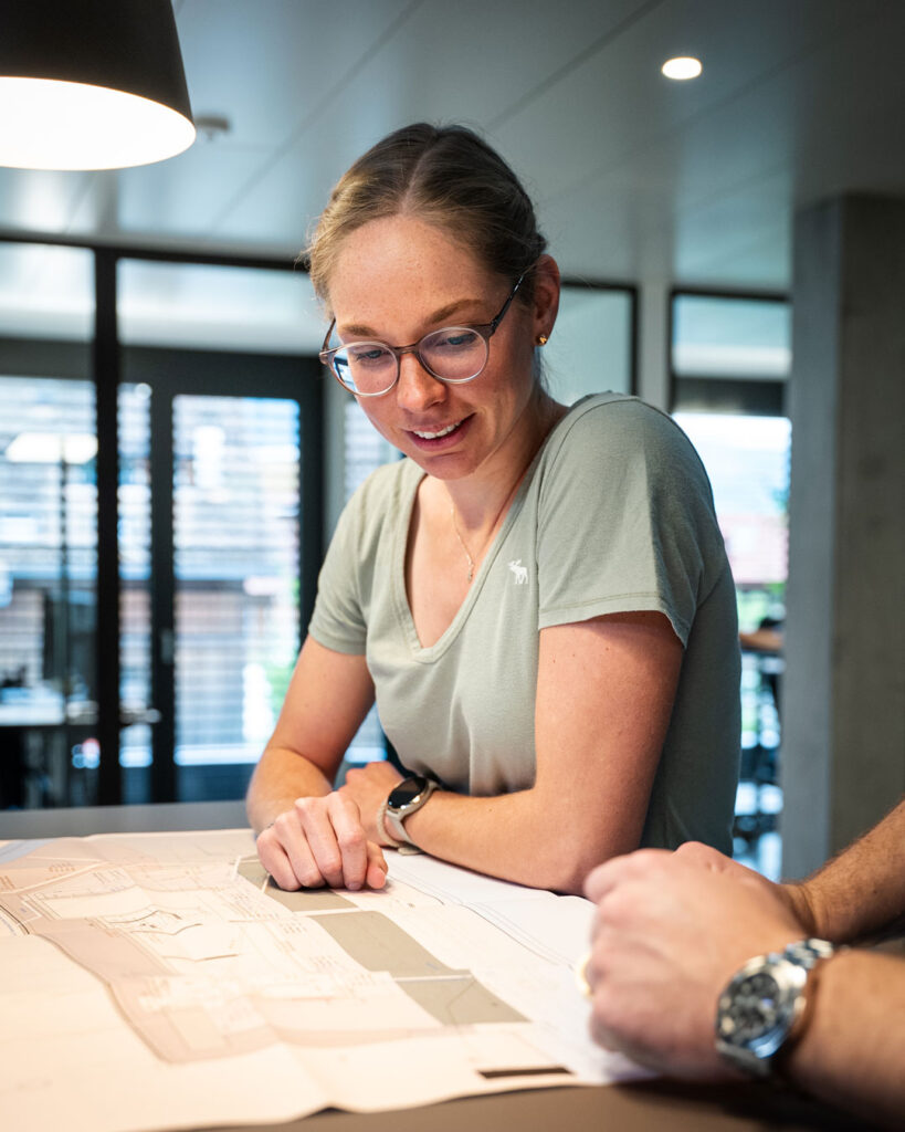 Bauleiterin während einer Planbesprechung im Büro.