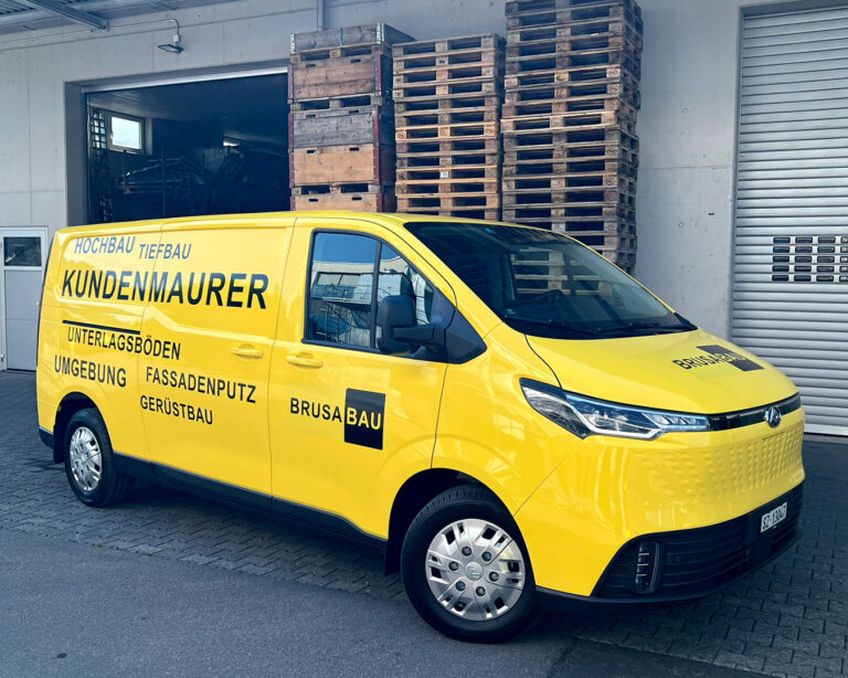 Das neue Elektrofahrzeug MAXUS eDELIEVER 7 in gelb mit Firmenbeschriftung und Logo von Brusa Bau.