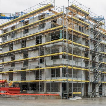 Gerüst an einem Mehrfamilienhaus im Rohbau
