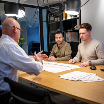 Besprechung von Plänen im Sitzungszimmer